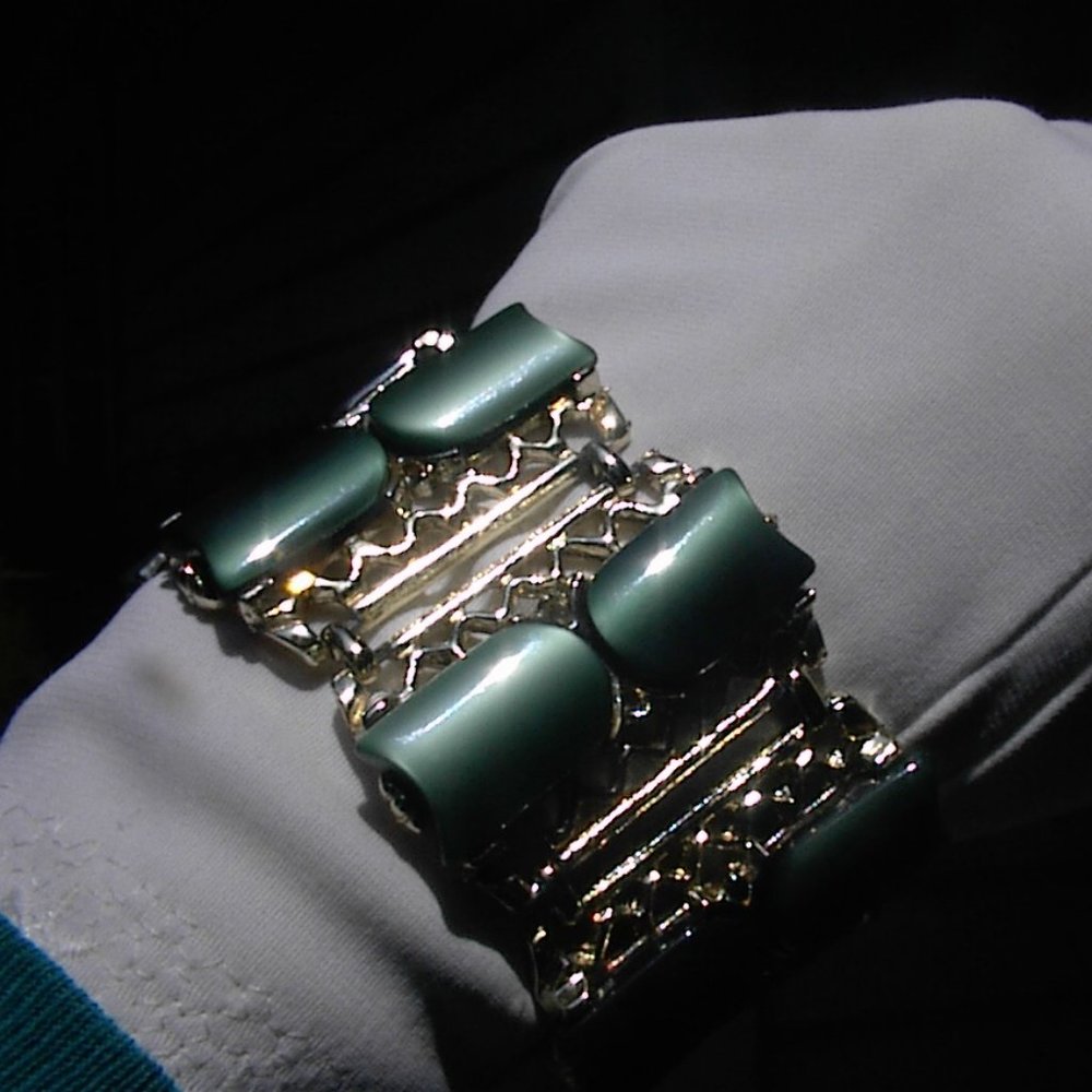 VINTAGE DOUBLE  WIDE Green Thermoset BRACELET~circa 1950's GOLD TONE BEAUTY